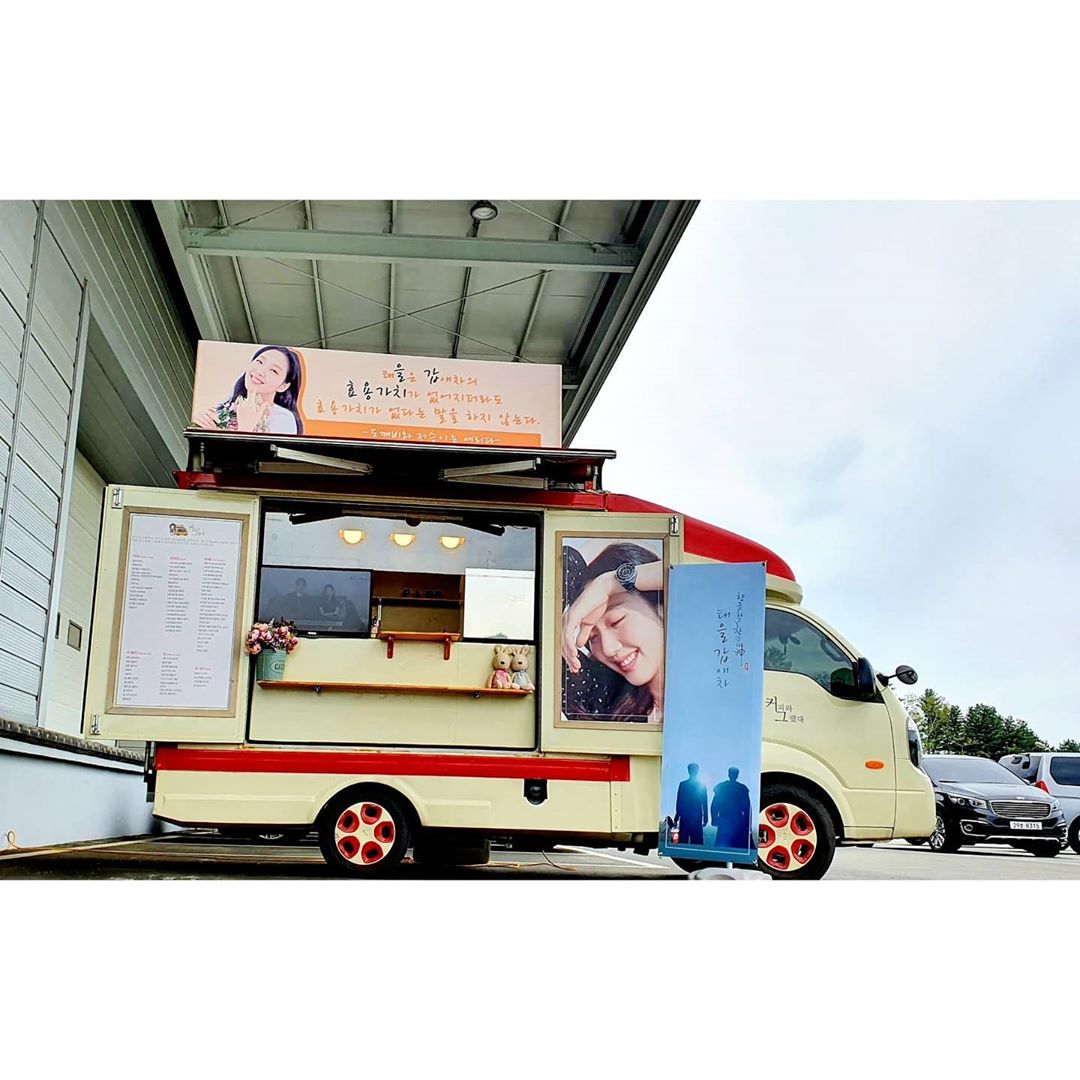 适逢5月5日韩国儿童节的这天,和金高银合作过韩剧《孤独又灿烂的神:鬼怪》的两位男主- 孔刘和李栋旭,为她送上了应援咖啡车,超有爱的互动根本神仙友谊!❤️