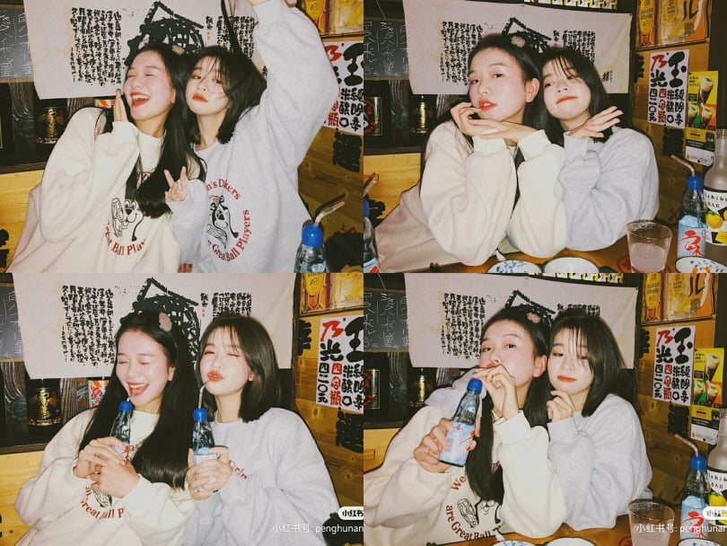 闺蜜拍照姿势教学:✨ 饭桌自拍也能很FUN!适时可以拿出手边的饮料当小道具~马上带你解锁多种双人合照姿势: