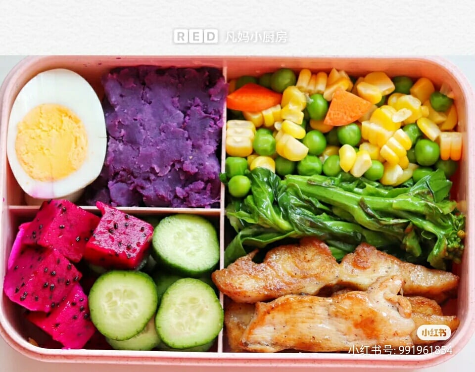 ? 便当1号:紫薯泥味甜好吃,是替代米饭主食的好选择~ 【鸡胸】将鸡肉腌制上自己喜欢的调料(例如:蜜汁、黑胡椒),煎熟即可。 【紫薯泥】紫薯蒸熟后碾压成泥状。 【蔬菜】青菜、杂豆烫熟即可。