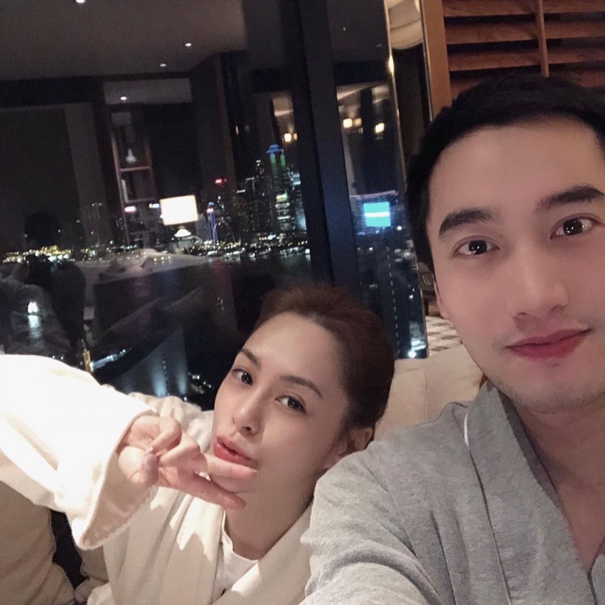 「妳也时常鼓励我，说我的技术这么好，为什么不自己出来做。想起越诊所开幕时妳来帮忙剪彩，像个老板娘ㄧ样忙进忙出，历历在目，这辈子都报不了这个恩情。 回想2018时，LA的婚前派队后妳突然变的冷淡，我问妳为什么，妳跟我说妳后悔了，妳没有很爱我，觉得自己不适合婚姻，我们讨论了许久，还是决定再一起努力。 今年3月，妳打来跟我说：对不起，以为婚后会慢慢爱上我，但真的没办法，想要分开时，我还以为妳在开完笑。 直到收到妳寄来簽了字的分居协议，我从难过到愤怒到失落到接受现实，我想人生就是如此，虽然到现在我还走不出来，但谢谢妳诚实的告诉我妳的感受，让我们可以走向不同的未来。 好久没联络了，但妳想必也跟我ㄧ样难过吧！ 想到妳独自在家跟QQ，还有娇妈、妹妹、表姊、豪仔的失望，心里还是不舍。 我想以后我跟娇还会是朋友，她是我遇过最善良、最单纯、最勇敢、最美丽的女人，只是她不爱我了。 谢谢妳曾经给我的一切，如果重来一次，我还是会跟妳求婚，和妳结婚。 下次来台北我们再一起去喝运顿梗汤吧！」