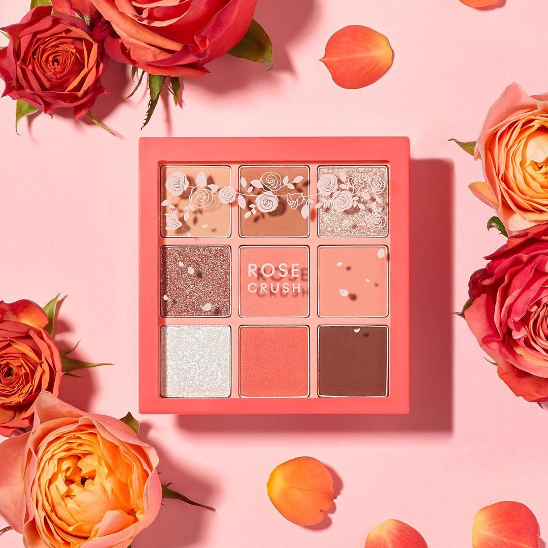 Etude House经典9宫格眼影盘继去年推出了「枫叶橘红色系Maple Road」、「红棕色系Chilly Moon」、以及「清亮粉色系Tulip Day」后,本季宣布增添新成员 - 绝美玫瑰色系Rose Crush?,小仙女们的钱包可要当心了~(笑)