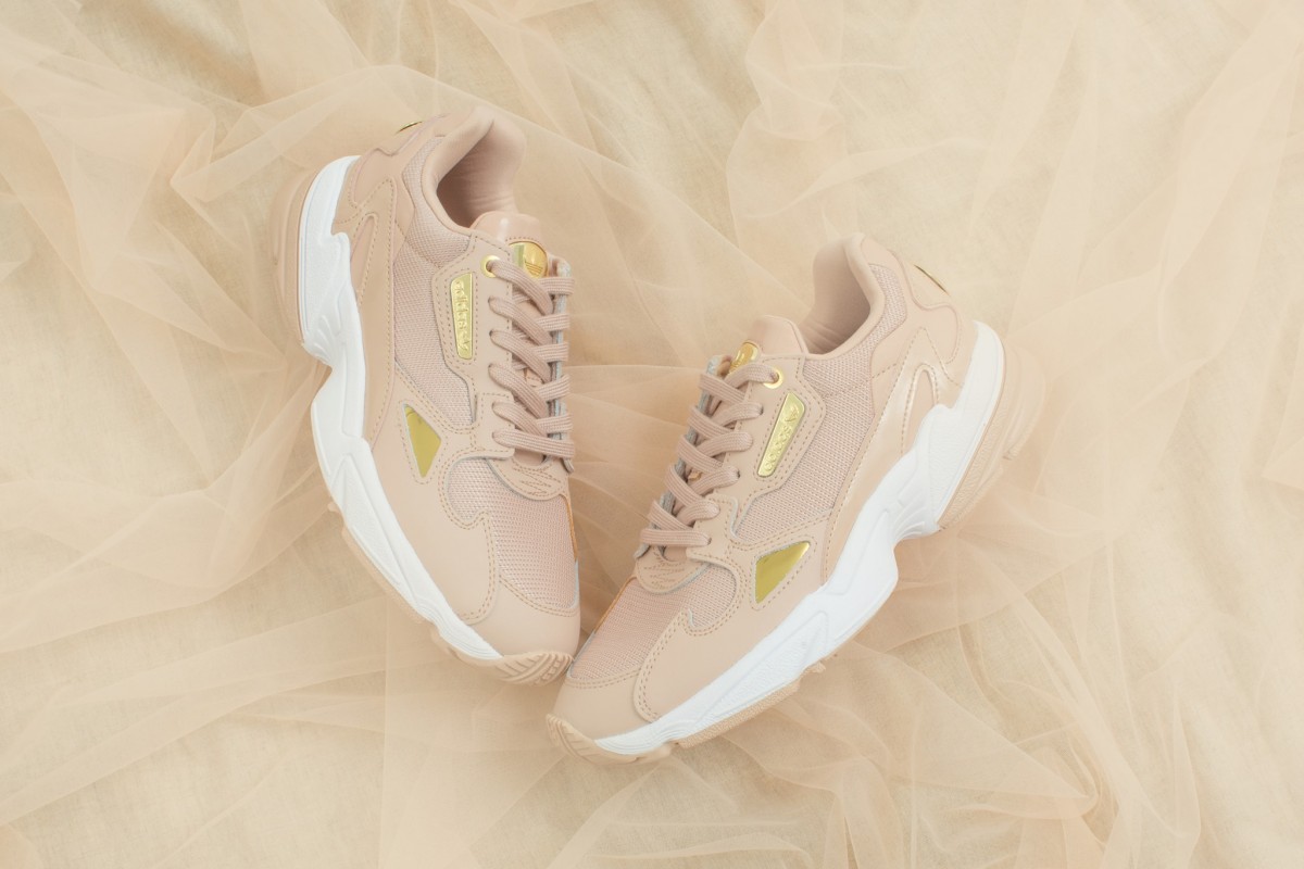 清浅柔和的奶茶粉色,用来搭配裙装显温柔优雅、搭配休闲装柔美又不失少女元气感,超级减龄~