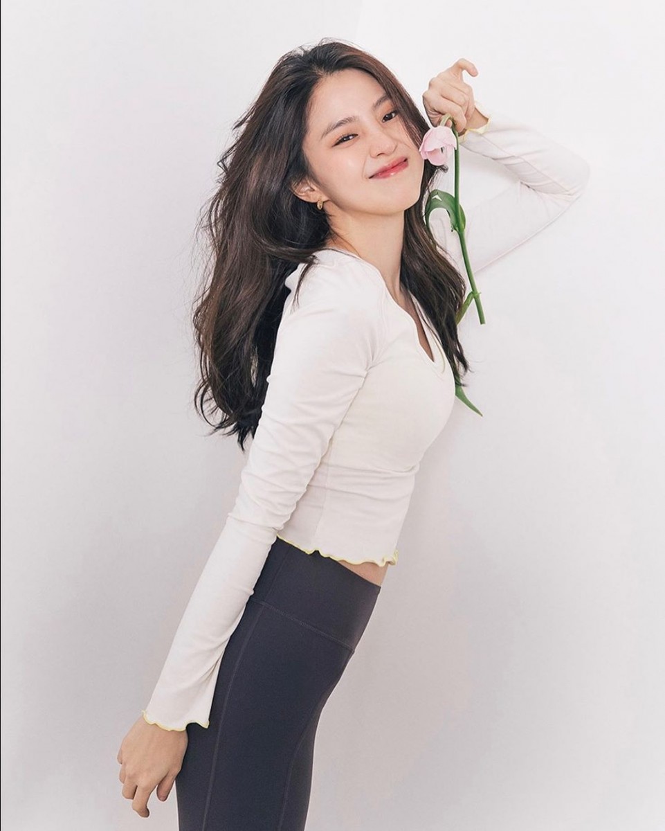 总结以上女神韩素希的细嚼慢咽、喝水和运动瘦身法,其实并不难实践~透过养成这几个良好的日常生活习惯,相信女生们不必严格控管饮食也能达到瘦身效果哟!? 赶快笔记收藏起来吧~