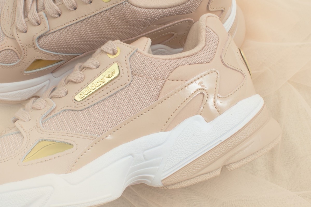 网布鞋面最适合炎炎夏季穿搭,全天候穿着也很舒适。厚中底设计也是小只女孩们的「福音」,穿上即刻视觉增高、变身大长腿即视感!? 颜值和实穿性都很高的Falcon系列,难怪它一直是杨幂、Angelababy、昆凌、BLACKPINK成员大爱的鞋款~