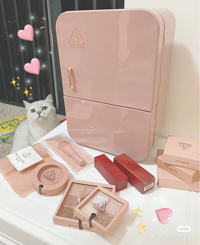趁着美妆冰箱噱头正夯,3CE天猫官方旗舰店之前就配合四色眼影新品预售,送出超唯美的「美妆冰箱」造型收纳盒,不得不说3CE这波操作真的太可啦 ❤️~