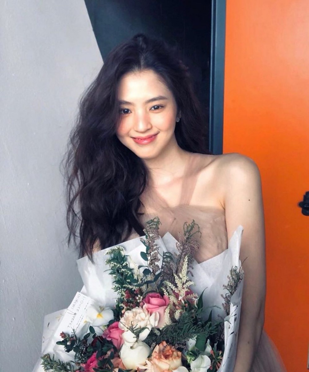 韩素希其实也和很多Girls一样总是嘴馋、还会偷吃炸鸡被教练逮到、爱喝酒还各种抱怨鸡胸肉难吃 ? 所以她经常在饮食控管上并没有特别克制自己,普遍什么都吃,但会尽量减少摄取油炸高热量和容易导致水肿的高盐分食物。