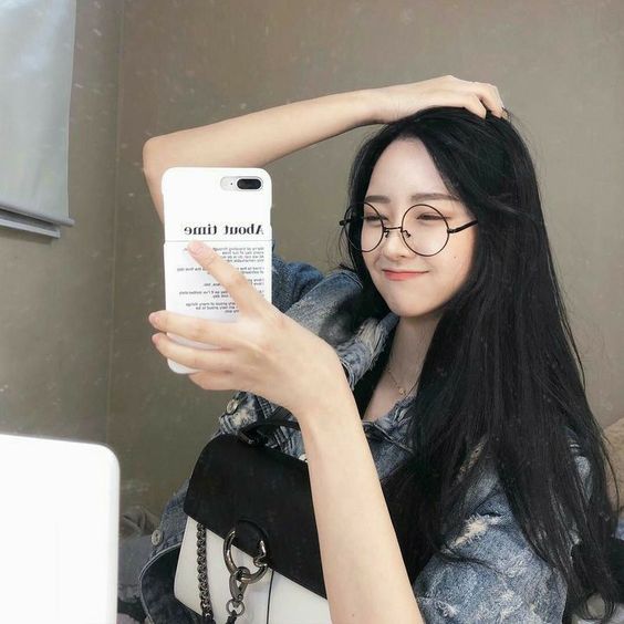 相信最近在家都被各种APP的调色教程刷屏了吧？除了特别好用的VSCO、Foodie、Lightroom这些需要另外下载的修图调色APP，iPhone手机和Instagram内置的调色功能，就足以让你套上好看的滤镜、调出想要的色调喽～ 今天这篇调色教程绝对是「干货」? 不想另外下载其他APP修图的Girls记得转发收藏哟～