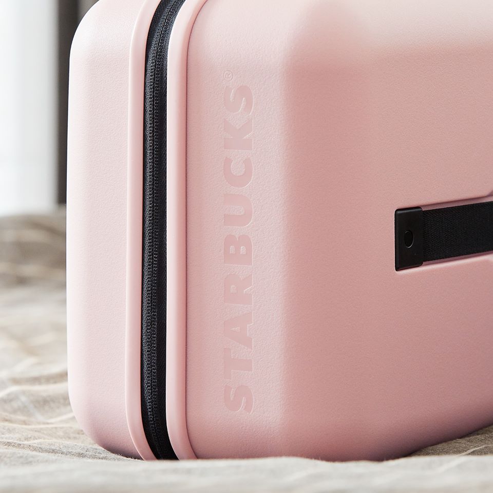 这款Summer Ready Bag小型行李箱是手提设计的，特别适合Short Trip或外出露营实用。