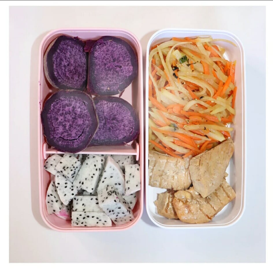 ? 便当6号:香炒土豆萝卜丝清淡却好吃;紫薯也可以用粗粮米饭替代。 【香炒土豆丝+萝卜丝】马铃薯和萝卜洗净去皮后削成丝;在锅中少油、少盐、少许胡椒粉炒熟即可。 【鸡胸】鸡胸少油煎熟,或腌制好放到烤箱里烤熟也可以。