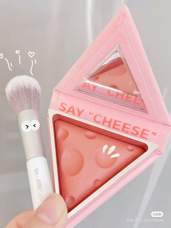 无论是腮红本「红」的芝士造型，还是三角形外包装上的Tom&Jerry图样都超级可爱，美妆控女生们绝对会为这么精致的设计沦陷 ?