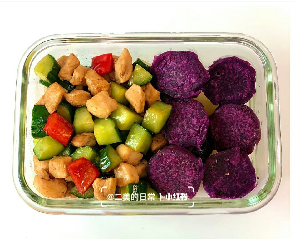 便当7号:紫薯也可以用粗粮米饭代替哟~ 【黄瓜炒鸡胸】预热好平底锅加入少许油和蒜末炒香,倒入提前腌制好鸡胸肉块,和黄瓜和灯笼椒拌炒熟即可;可以加入少许盐巴和胡椒粉调味。 上述便当食谱荤素搭配超赞,好吃又减脂!CMCO期间一起给自己准备午饭便当,吃得健康之余也能减少不必要外出 ? 一举很多得哟~马来西亚女生日常关心你的健康 ❤️