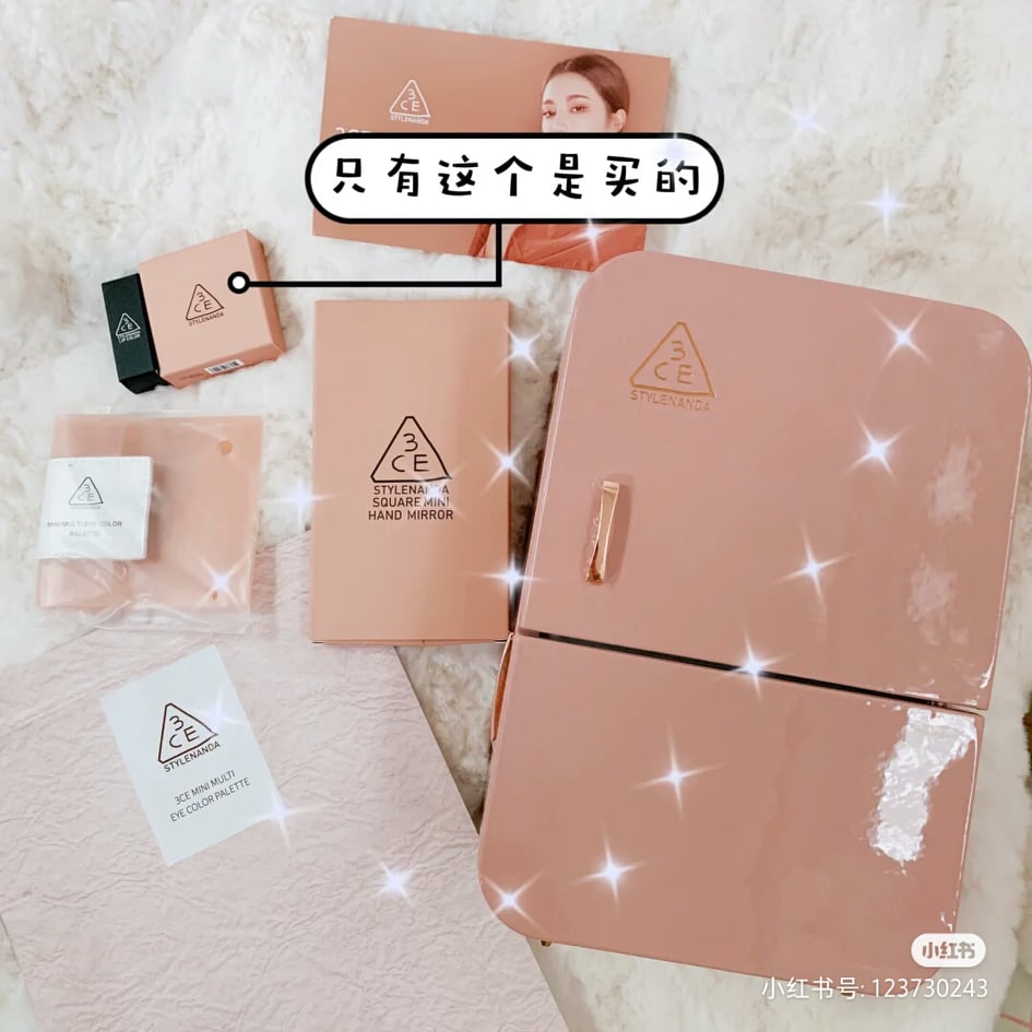 而且该系列还超佛心送出手拿化妆镜、眼影收纳小包和迷你口红,超豪华一整组看着就觉得超疗愈~