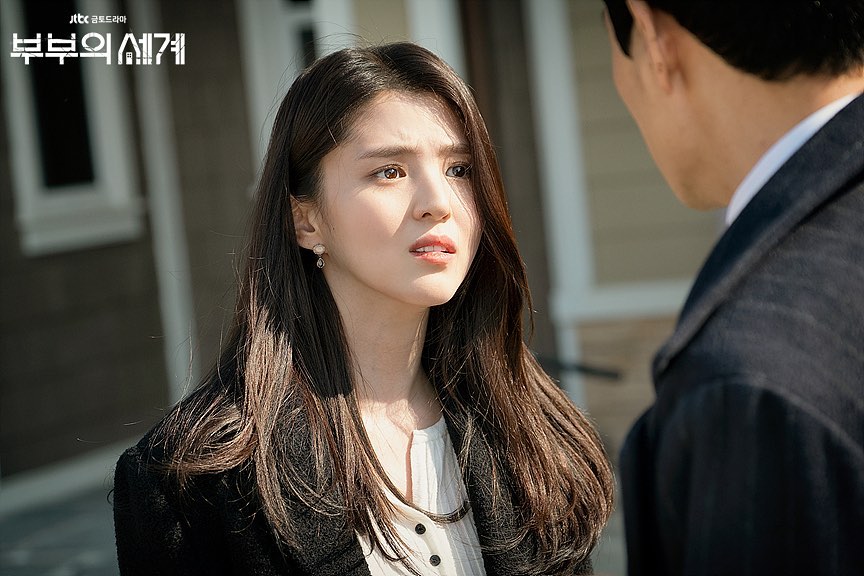 凭超夯韩剧《夫妻的世界》中「小三」吕多景一角爆红的韩国女演员韩素希,自该剧播出以来一直在热搜话题榜中榜上有名!虽然初期她在剧中登场时的小三形象让观众们看完气bubu,但她的好身材、精致妆发造型、时尚穿搭都成了韩妞们近期的fashion icon指标~果然是「地表最强小三」无误,迷人得可恶啊(笑)~