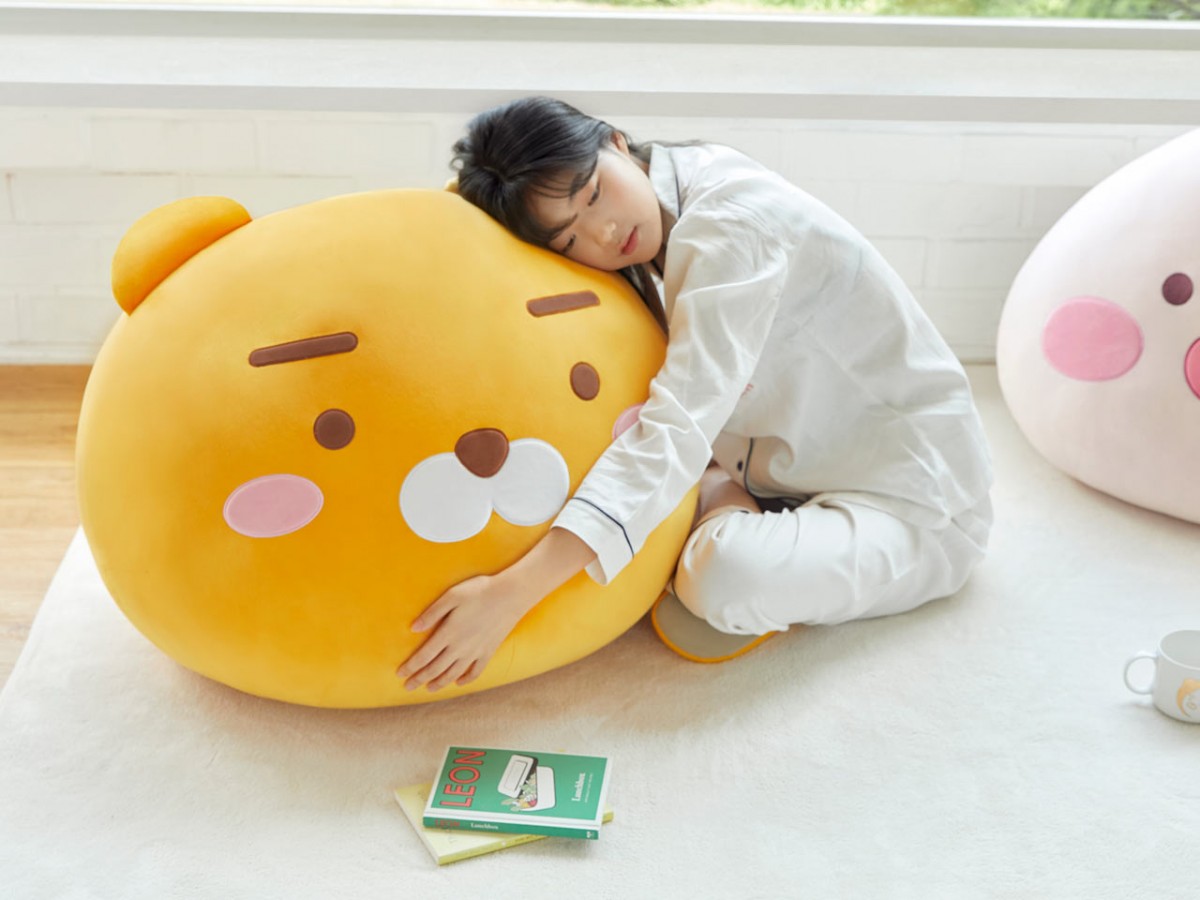 巨型抱枕体积为66 x 64 x 59cm,超想给它来个大大的环抱啊~?