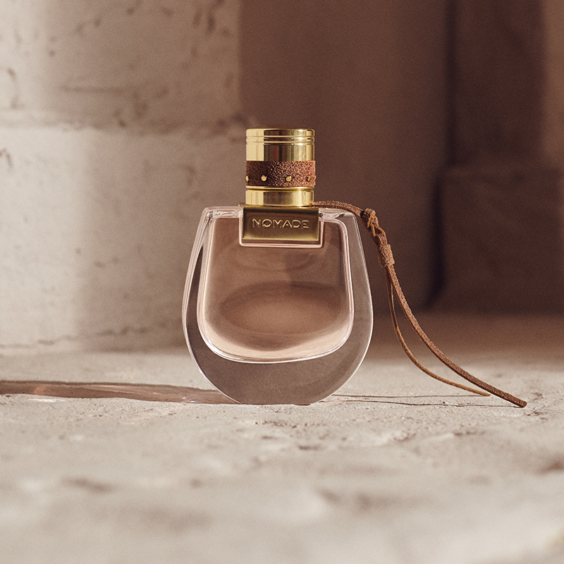 香水肯定也是never goes wrong的选择!可以参考以下几款高评价女香:✨Chloé Nomade Absolu De Parfum:将橡苔的气息作为中调核心,结合了黄香李的清新果香、印蒿气质香气,以及基调的檀香和麝香的柔和温暖感,芳香宜人~