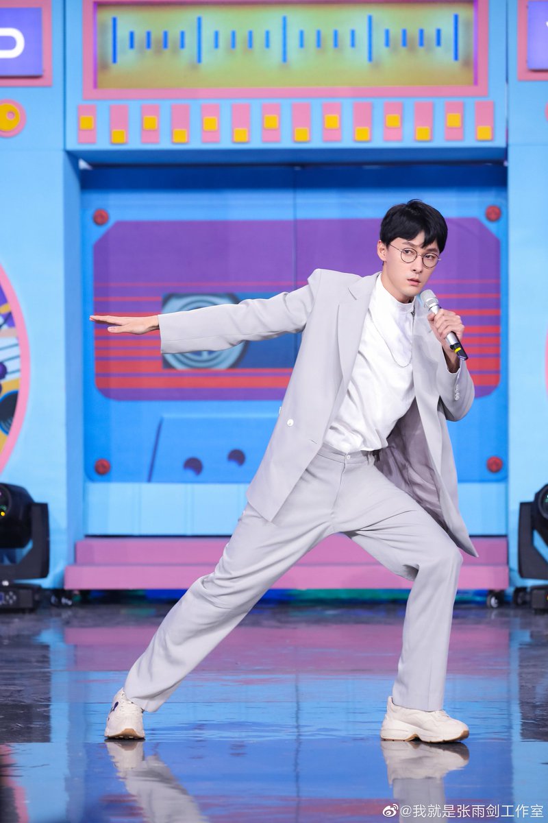 张雨剑  最近有留意张雨剑上《快乐大本营》的朋友一定会看过他的「名场面」,清奇脑回路堪称现场嘉宾以及网民观众们的快乐泉源?!仔细多扒几则他的受访片段,你会发现这位堪称「最难访问的男艺人」真的有梗到炸裂,莫名自带综艺感~