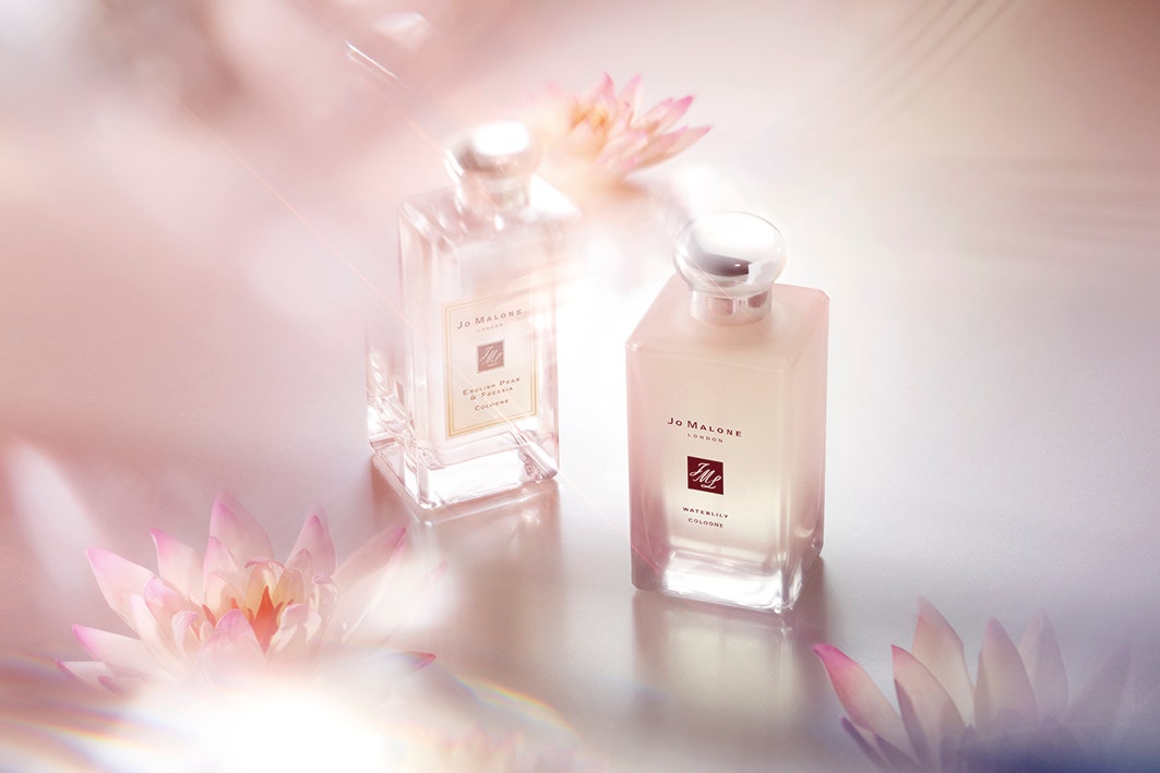 ✨ Waterlily 睡莲 透明雾白色瓶身高雅简约,恰恰彰显了它的清新花香味之优雅感!基调和前调分别是睡莲和橙花,但香水喷洒在身上不仅只有花香,还夹带着微微的清新果香。