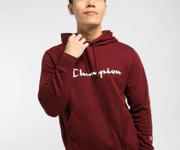✨百搭CHAMPION帽T:简约设计、休闲风格的Champion帽T闭着眼睛买都不出错(笑)目前jdsports还有打折呢,女生们可以去物色一下男友喜欢的颜色和款式?