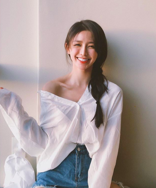 ✨瘦脸篇 · 超强瘦脸按摩 「小脸美人」蔡卓宜曾在节目中分享自己的瘦脸秘诀,由于这个瘦脸法太有效,被《青春有你2》练习生爆料全体109位女生都争相和她学习呢!这么厉害的瘦脸秘诀女生们一定要GET: