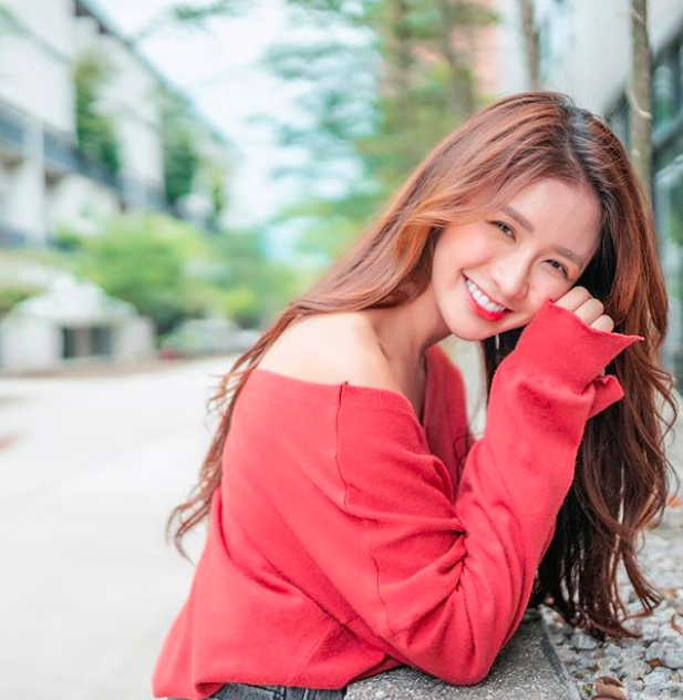 ✨发型篇 · 唯美韩式大波浪卷 日前「#蔡卓宜节目中的造型是自己完成的# 」登上微博热搜榜冠军,让不少网民赞叹她有才有艺有颜值,没想到连造型技术也超赞~尤其她的「经典标志造型」韩式大波浪卷,弧度就弄得特别自然好看的!日前她在小红书上亲自传授了徒手打造这款发型的秘诀;5分钟轻松搞定的简单步骤,手残党也不用担心学不会哟: