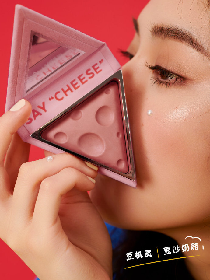 作成芝士造型的腮红经过烤粉工艺「加工」，上脸妆效服帖零粉感、上色均匀轻薄；新手也不容易把自己化成「猴子屁股」～