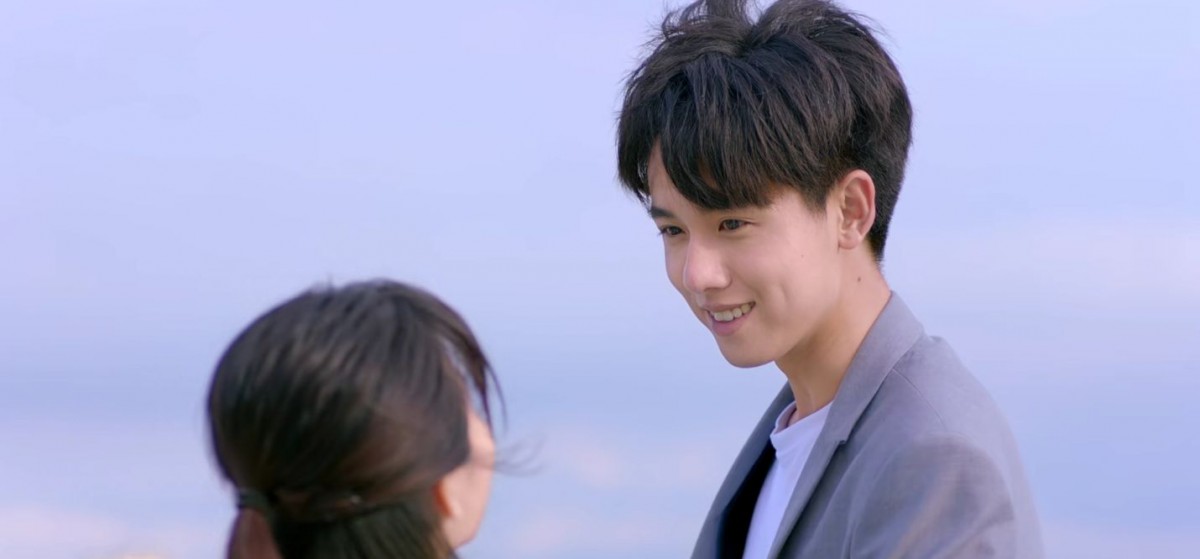 感谢《全世界最好的你》让大家认识了这位97年生的新生代男演员张耀 ❤️ 少年感强、演技在线的他在剧中饰演林兮迟的青梅竹马「放放」许放,一直守护在迟迟的身边、用陪伴作为最长情的告白;让人不禁想高喊:「为什么我小时候没有这样的青梅竹马呀!?」?