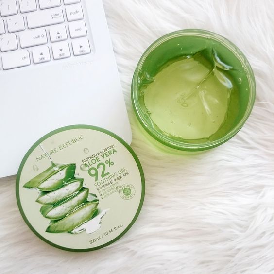 说到护肤界的「万用好物」,相信很多女生们首先想到的都是Vaseline凡士林~其实价格实惠的芦荟胶Aloe Vera Gel的效用也超级多,绝对是小资女孩们值得人手一罐的多用途好物 ? 今天带大家一起了解芦荟胶的N种隐藏用法,尤其皮肤容易干的Girls一定要笔记起来: