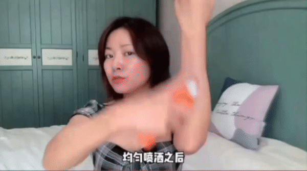 ? 防晒喷雾不是「一喷搞定」 市面上除了一般的液体状防晒霜,还推出了不少「喷雾状」的防晒产品,主打细分子的防晒产品质地更清爽、成膜效果更细致,防晒效果UP~但防晒喷雾的用法并不是「一喷就搞定」,喷完后一定要稍加涂抹,否则根本不会遍布均匀! 正确用法是:均匀喷洒后顺着「一个方向」涂抹,和上一个重点说的一样,不要来回揉搓~或者可以先大量喷在手心上,然后往皮肤上顺着一个方向进行涂抹。