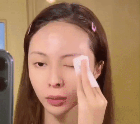 ?涂完防晒不能直接上妆 美妆蛋、粉扑会吃掉脸上的防晒产品,加上防晒霜要成膜后才能真正形成保护左右,所以刚涂完防晒不要直接上妆,务必先等15分钟左右。 可能会有很多女生面临过同样的问题:上完防晒霜后上粉底,很容易油光满面、斑驳、搓泥结块;可以先在上妆前用柔和的面巾轻按脸部吸油,尤其容易出油的T字部位一定要做这个动作。记得是「按压」吸油,手法不要用搓的~这样做上底妆才会更服帖,也比较能避免出现底妆和防晒「打架」搓泥的情况。