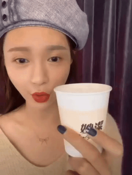 首先,用吹风机开有热度的风把睫毛夹吹热;若手边没有吹风筒,可以倒一杯热水吧睫毛夹浸泡在里面一会儿~这样做能够很好地帮助把睫毛夹得卷翘。