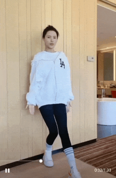 2、之后3秒钟抬起双手至手掌并拢，同时大力吸气。