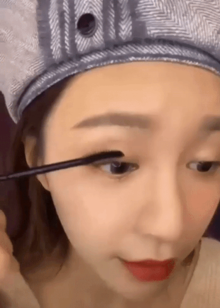 接下来使用KISS ME防水睫毛膏,既能完成根根分明、超卷翘的3D立体睫毛妆效啦!而且眼睛瞬间变大有木有~