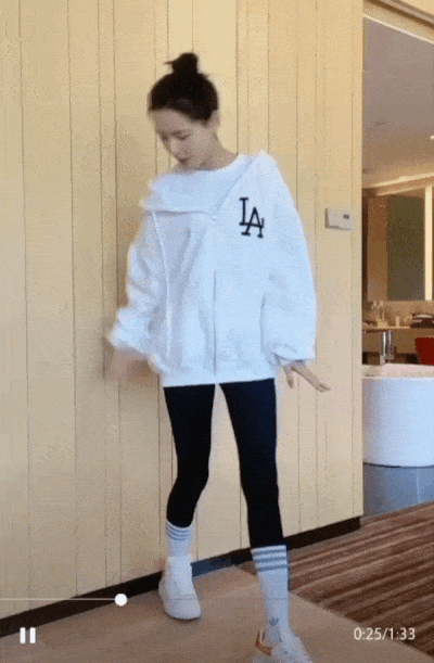 1、首先找到一面墙，左腿向前蹬直、右腿脚跟靠墙慢慢下蹲至极限，后背尽量靠近墙面但不能紧贴住。