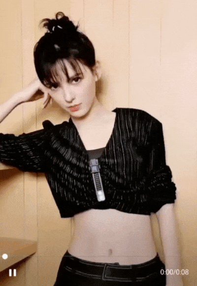 张予曦分享自己每天吃完晚饭后会做10分钟，只要坚持做、配合均衡健康饮食，一个月就能看见腰腹明显瘦下来，甚至会帮助练成马甲线哟！