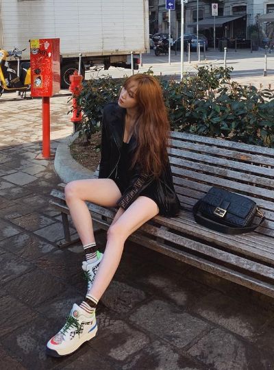 有着粗壮肌肉腿、萝卜腿、蜜大腿、肉肉腿困扰的Girls,这篇转发收藏+练习起来准没错!教你一共6组简单的拉伸腿部动作,有效瘦腿之余还能雕塑出好看的腿部线条,让你轻松拥有「女团同款」细长腿: