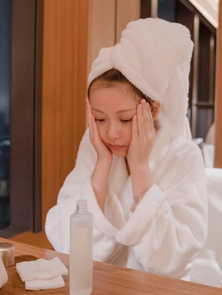 芦荟胶用途 11 :让底妆更润泽 可以在上隔离霜或粉底液前,挤出适当用量与一点点芦荟胶混合(不要太多哟~),据小红书博主亲测表示:底妆秒变干皮亲妈! 芦荟胶用途 12 : 三明治美白保湿面膜 洁面后先付一层芦荟胶,不用太厚~然后用湿敷化妆棉或面膜纸用日本Naturie薏仁保湿化妆水浸湿;敷上脸后,再薄涂一层芦荟胶在面膜上。10-20分钟后取下面膜、在肌肤上稍加按摩吸收,然后用清水洗把脸。瞬间就能看到美白保湿效果! 芦荟胶用途 13 :自制美白保湿手膜、脚膜 注重身体肌肤美白保养的Girls可以尝试!首先将1勺芦荟胶+1勺珍珠粉+1勺身体Lotion进行调和,然后涂抹在手脚上,包裹上保鲜膜敷15分钟-半小时左右即可,据说美白效果极佳!?