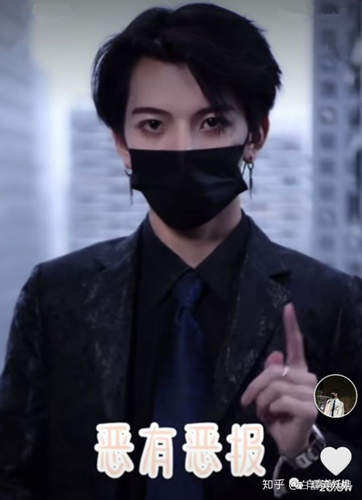 最后一位名为七鹤大人的网帅小哥哥，虽然拍视频时都带着黑色口罩，但帅气眼神已足以吸粉700多万！