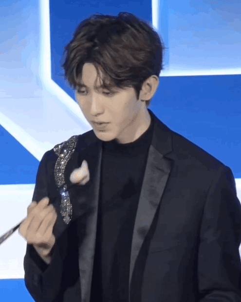 事关当时粉丝们发现她每吃一口食物都咀嚼超级久,嚼了很多下之后才咽下食物。 微博网民也因此联想到之前同样被发现吃东西细嚼慢咽、总是一口食物嚼特别久的KUN蔡徐坤和鞠婧祎;蔡徐坤在记者会上吃虾饺时一口共嚼了高达97下、鞠婧祎直播时嚼一口面包竟拒绝32下才吞下肚!