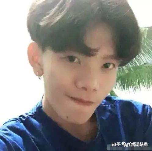 直播画面和他的无口罩照片曝光后，差距可谓逆天 ?