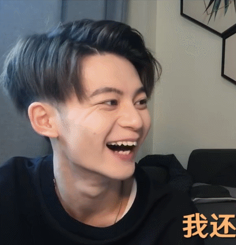 无滤镜视频里的他，小编个人觉得不算不好看，但少了精修效果后的确有些差距：