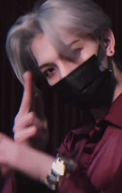 最后一位名为七鹤大人的网帅小哥哥，虽然拍视频时都带着黑色口罩，但帅气眼神已足以吸粉700多万！