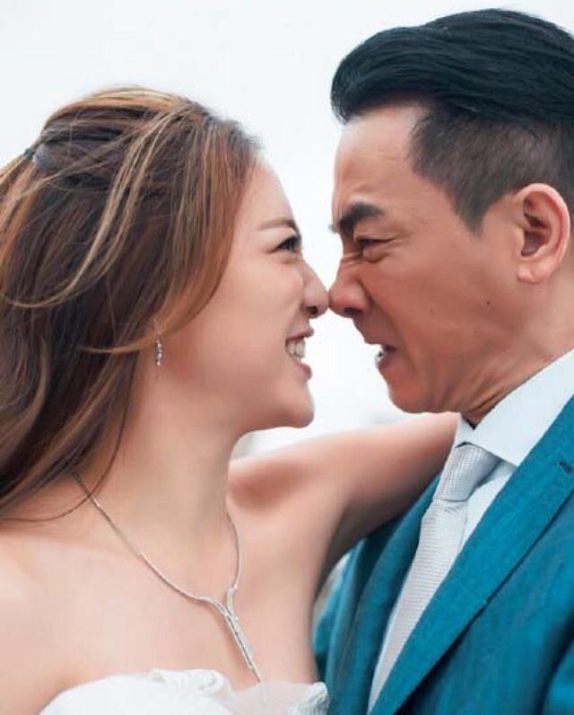 搞笑的是,唯一出自应采儿之手的馒头,内里还没有完全熟透;陈小春笑着默认采儿的心虚解释「请问一下你有看过我做早饭吗?」,然后宠溺地吃起来,说老婆做的真好吃。采儿不改调皮性子说:「不用自己做老公也很满意,做老婆(未必要厨艺)动的是脑子~」一旁的陈小春继续笑着,眼神里尽是温柔。 我知道你不会做饭、知道你那总爱调皮耍宝总是大剌剌的性子;你不必像别人家老婆一样懂下厨、温柔恬静,因为我懂你、我爱你,你就做你自己就好。