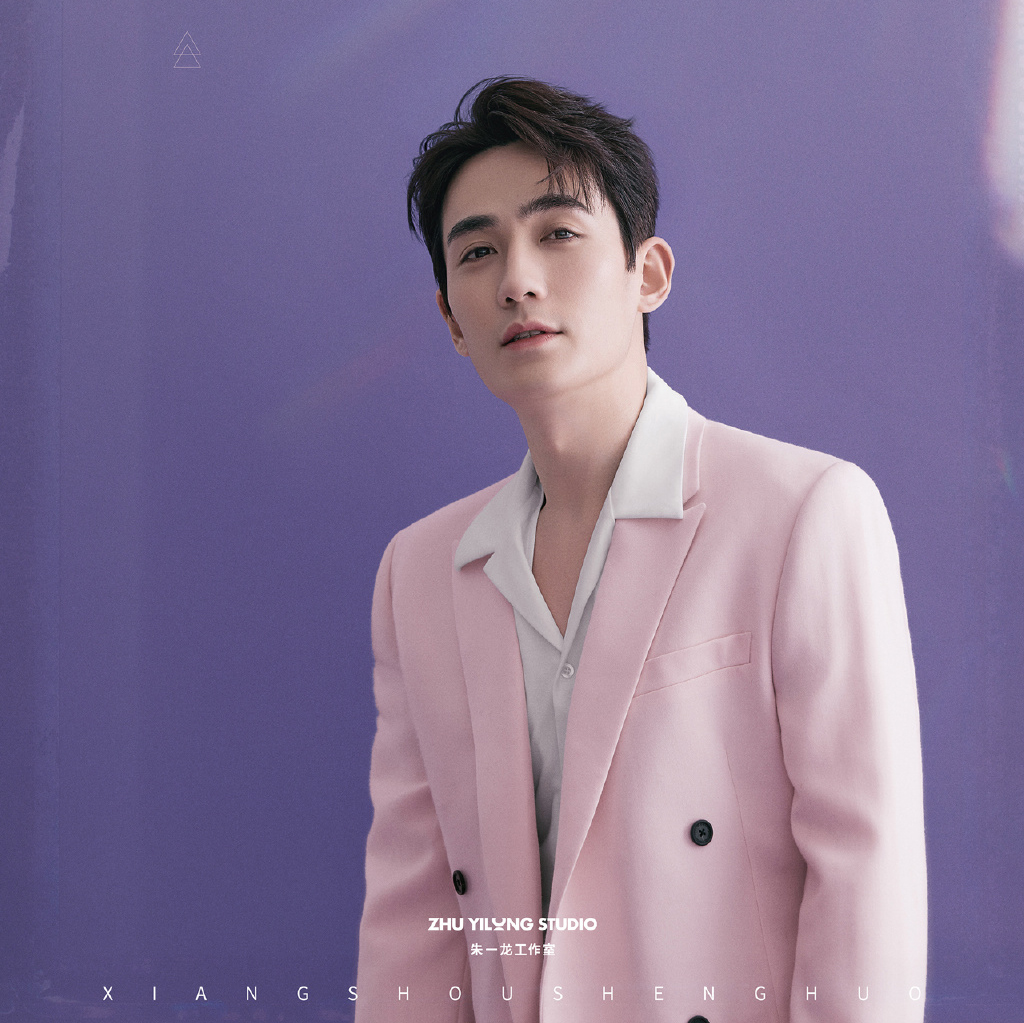 No.7：朱一龙    演技颜值界在线的朱一龙一直是各大「男神排行榜」的常客；他主演的古装剧中多扮演温润儒雅、文质彬彬的角色，而最让粉丝们对他入坑的作品便是《镇魂》了，里面和另一男主角白宇的互动真的圈粉力MAX！