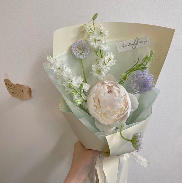 无论是一整束、单株施以其他花朵点缀的迷你芍药花花束都超级唯美有木有? 深红粉色系也美到窒息吖!
