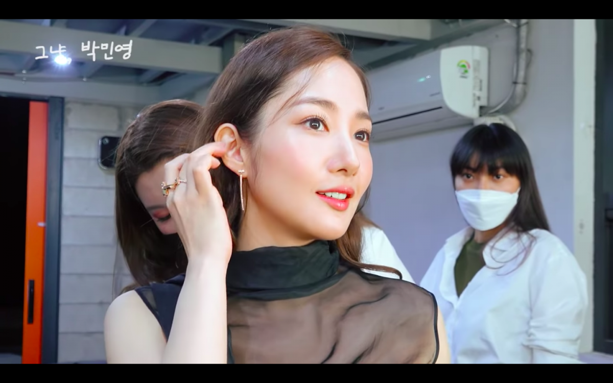 拍照技巧(二):可以从耳边、额头拨出一点碎发,除了能营造仙气飘然的感觉,还能有效营造小脸即视感!