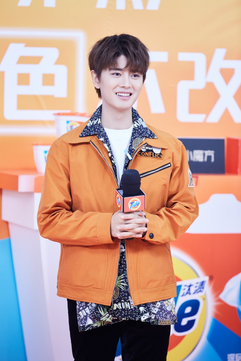 No.3：任嘉伦    随着年初《锦衣之下》的热播，让更多人入坑了这位「英年早婚」的宝藏男孩任嘉伦！演戏中的任嘉伦眼神会开车，妥妥的实力派演员；演唱和跳舞时的他，总能让人感觉惊艳；被考古的「国超文集」和私下访谈中的任嘉伦，让人毫无防备就粉了这位铁憨憨 ?❤️ 究竟任嘉伦身上有多神奇的魅力？ 已经结婚生子的他依然霸榜「理想男友」排行榜，光凭这点就能了解到喽～