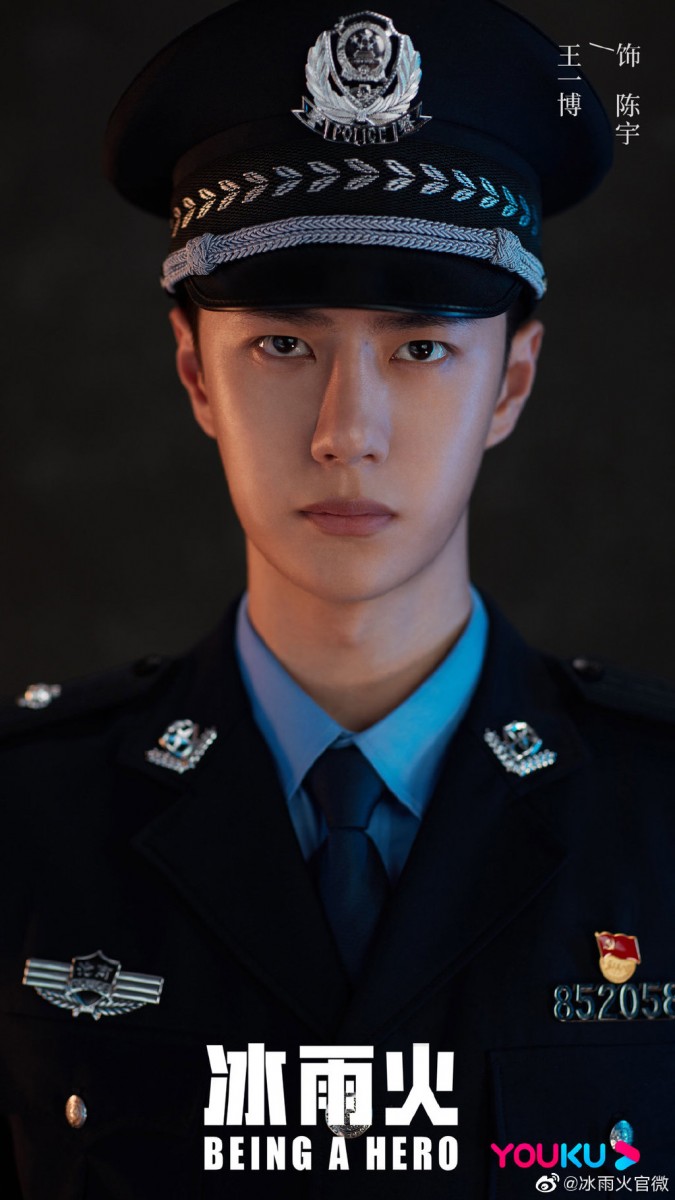 而此前王一博与陈晓双男主阵容主演的缉毒警匪剧《冰雨火》，一释出人物照便掀起粉丝疯狂热议～剧中饰演警察的王一博穿上制服英气十足，着实令人期待～