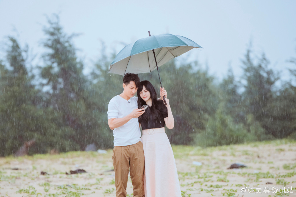 「我觉得我们两个就是这样子，常常她会替我着想、我会替她着想；我们永远都是都把对方放在第一位。所以我觉得这样的感情，才可以真正地长久和很幸福。」