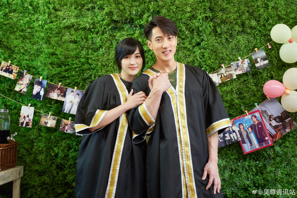 「这些年来，她是我的拐杖、战友和爱人。没有她的陪伴，我很难走到现在。」