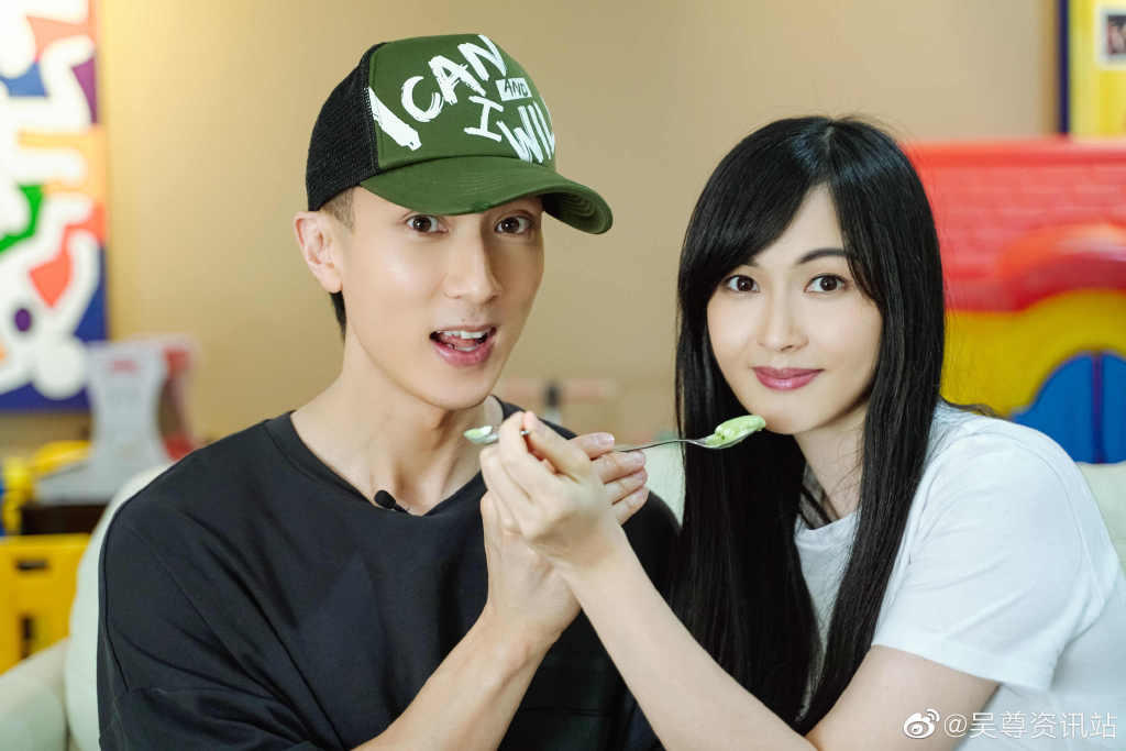 「爱最重要的就是2个字——包容， 接受对方的缺点，没有谁和谁是一开始就合的，夫妻之间要付出和包容，不要太自我。」